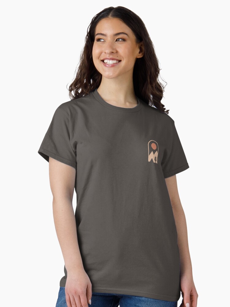 Imagen 1 de 7, Camiseta clásica con la obra fin de semana salvaje, diseñada y vendida por thepapercrane.