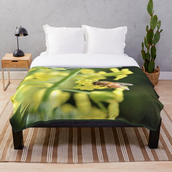 Item preview, Abeja ocupada designed and sold by CloverleafArts.