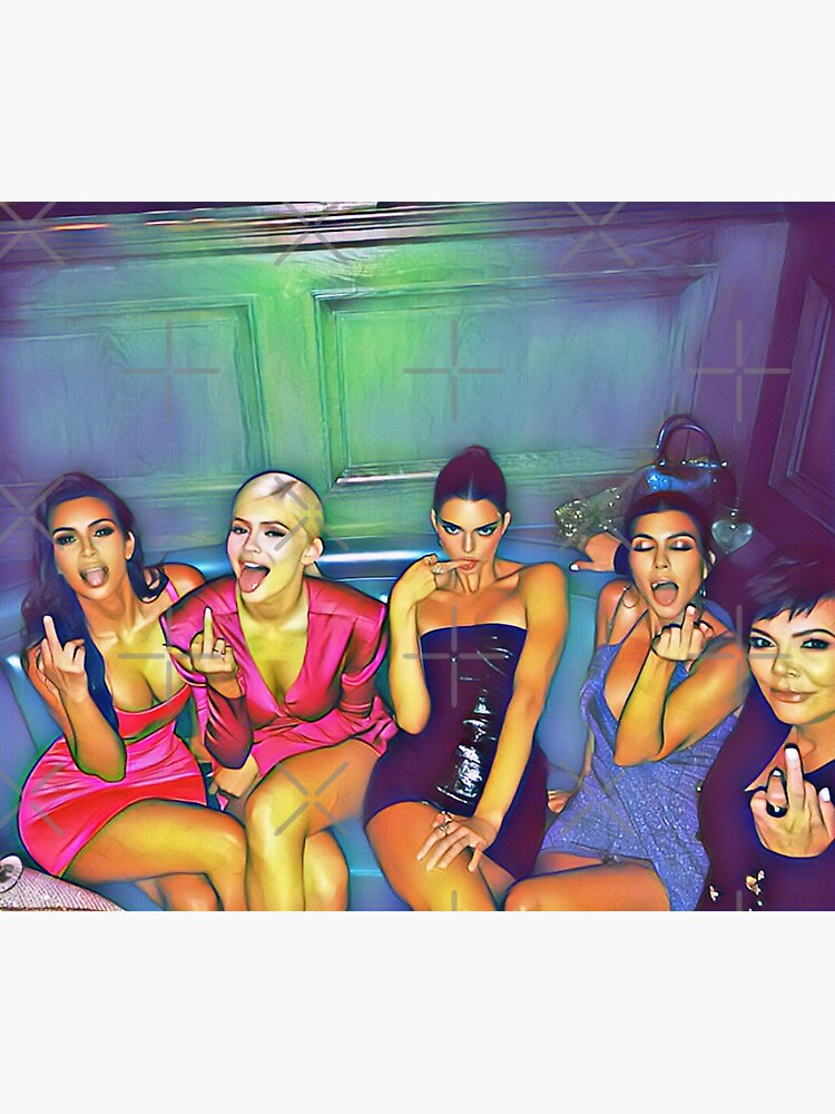 Aperçu 3 sur 3. Tentures avec l'œuvre Image améliorée du doigt du milieu de la famille Kardashian créée et vendue par Shirtness.
