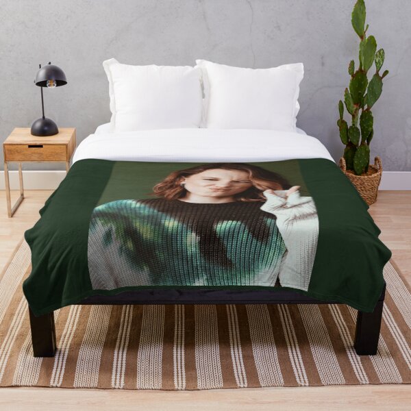 Millie Bobby Brown Manta