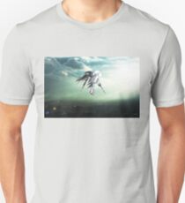 Aile de Gundam au-dessus de la ville T-shirt unisexe