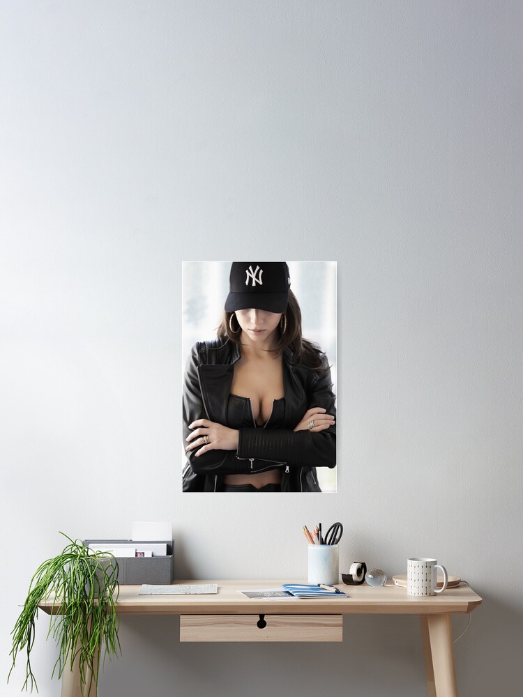 Fotos Modell 14 Susses Latina Madchen Versteckt Ihr Gesicht Mit Kappe 1 1 1 1 1 1 Design 1 1 1 1 1 1 1 1 Poster Von Anonlalo Redbubble