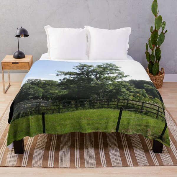 Item preview, #107 |☼| Tall Central Tree (Hadrian's Wall) designed and sold by Naean H.F. (Nez Man).