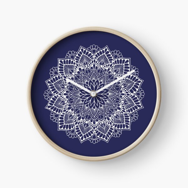 Artikelvorschau, Weißes Mandala auf nachtblauem Hintergrund entworfen und verkauft von floranelvd.