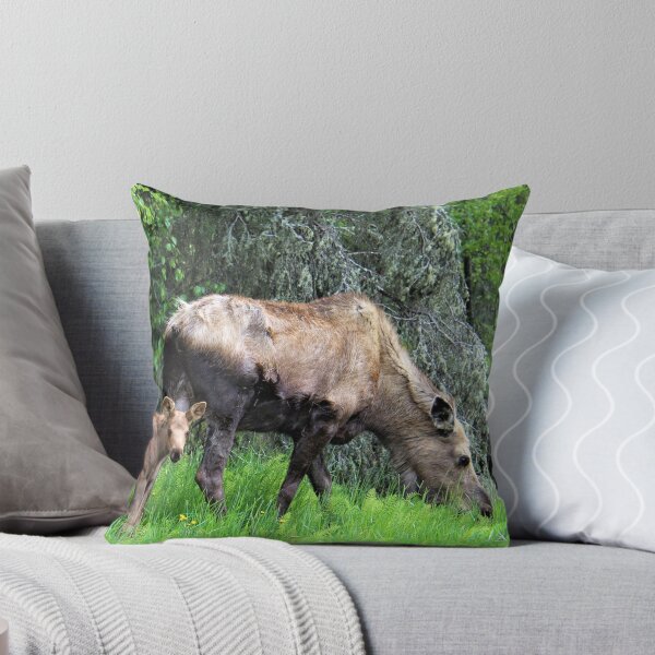 Artikelvorschau, Eine Mama Elch und Kalb entworfen und verkauft von CloverleafArts.