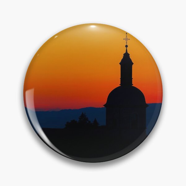 Artikelvorschau, The stunning beauty and colors of the sunset overlooking the silhouettes of the Alps entworfen und verkauft von Alexander Sorokopud.