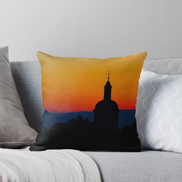 Artikelvorschau, The stunning beauty and colors of the sunset overlooking the silhouettes of the Alps entworfen und verkauft von Alexander Sorokopud.