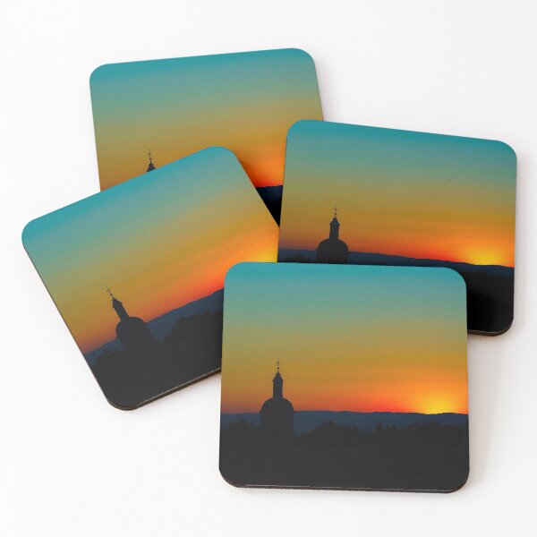 Artikelvorschau, The stunning beauty and colors of the sunset overlooking the silhouettes of the Alps  entworfen und verkauft von Alexander Sorokopud.