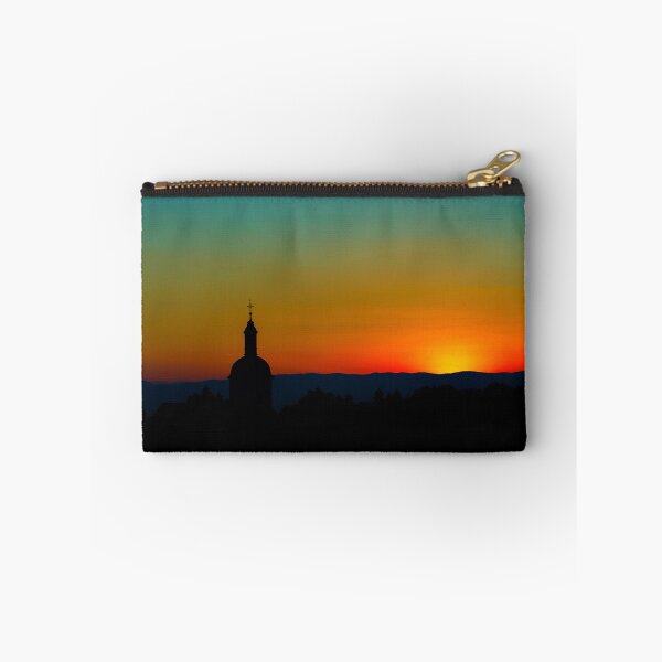 Artikelvorschau, The stunning beauty and colors of the sunset overlooking the silhouettes of the Alps entworfen und verkauft von Alexander Sorokopud.