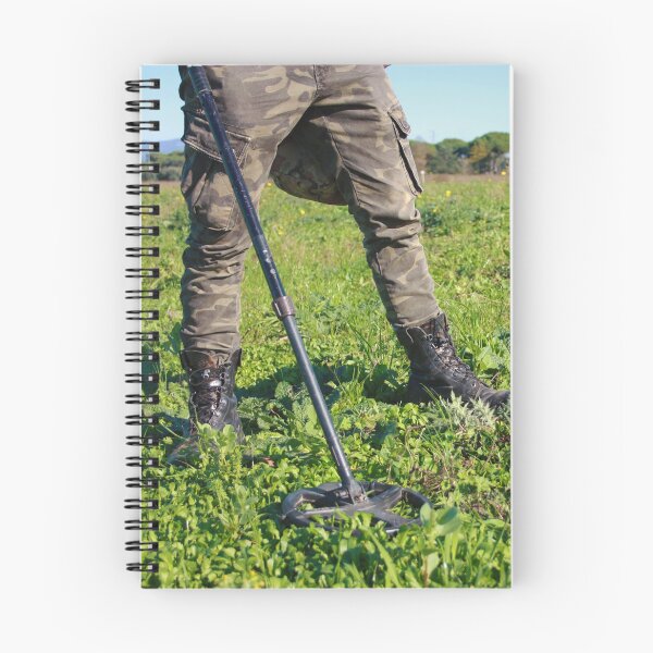 Item preview, aventureros buscadores de tesoros escondidos en la campiña toscana con el sensor detector de metales designed and sold by alessiapenny.