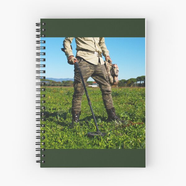 Item preview, aventureros buscadores de tesoros escondidos en la campiña toscana con el sensor detector de metales designed and sold by alessiapenny.