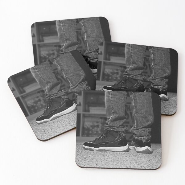 Artikelvorschau, AJ 11 Bred Sneaks Portrait auf Füßen Schwarz und Weiß entworfen und verkauft von RCPphotography.