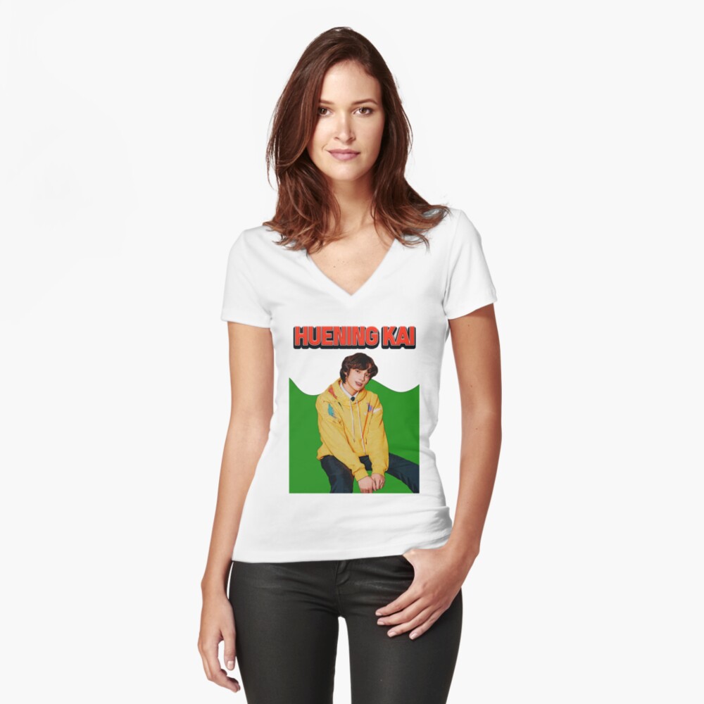 Artikel-Vorschau von Tailliertes T-Shirt mit V-Ausschnitt, designt und verkauft von KInspirations.