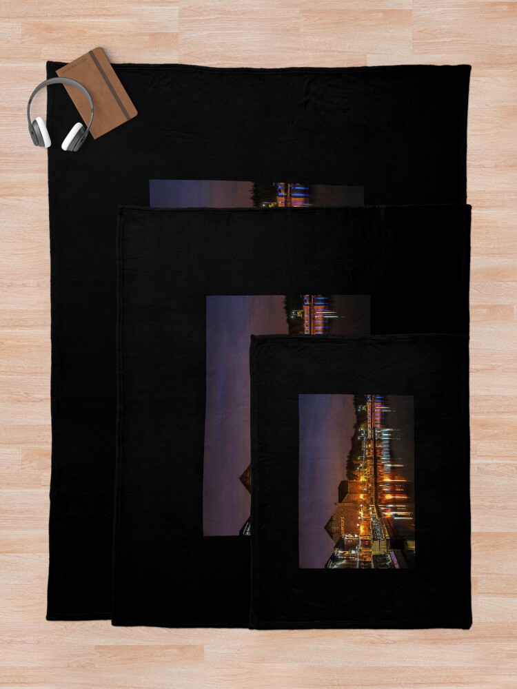 Aperçu 5 sur 6. Plaid avec l'œuvre Waterfront Reflections créée et vendue par mhfore.