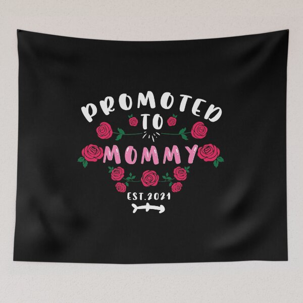 Artikelvorschau, Befördert zu Mommy Est 2021 New Mom Geschenk entworfen und verkauft von SwankyFine.