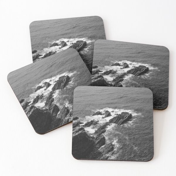 Artikelvorschau, Felsen und Wellen am Kap Sardao mit Monochrom entworfen und verkauft von AngeloDeVal.