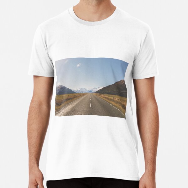 Straight road to the mountains Premium T-Shirt