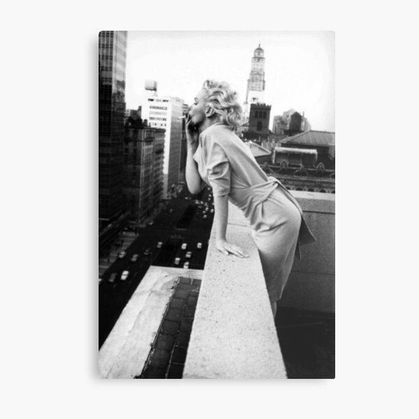 MARILYN MONROE | Marilyn Takes Manhattan Metal Print
