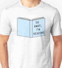 Camiseta ajustada Vete, estoy leyendo