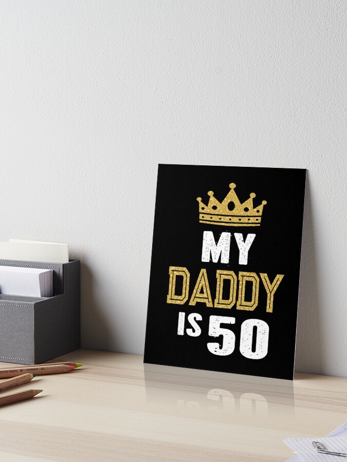 Lámina rígida «Mi papá tiene 50 años de edad regalo de cumpleaños de para gráfico» de Grabitees Redbubble
