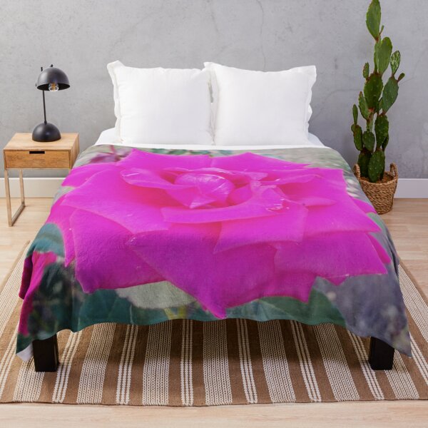 Item preview, Hermosa rosa roja, fondo natural designed and sold by helenkaiy.