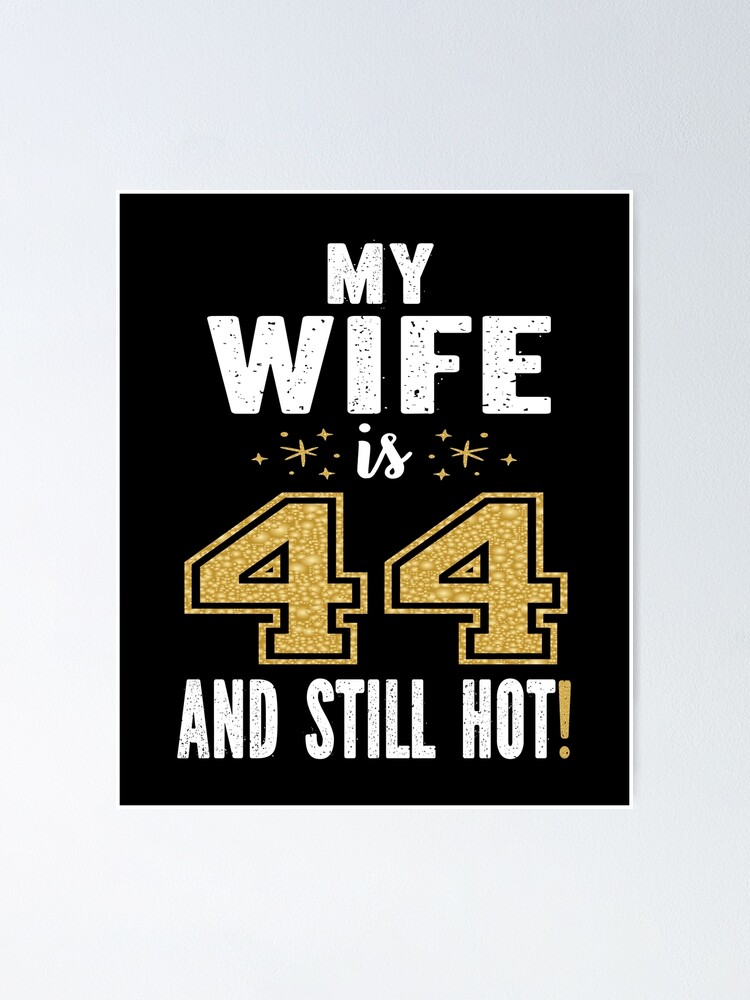 Poster Ma Femme A 44 Ans Et Encore Chaud 44e Cadeau D Anniversaire Pour Son Impression Par Grabitees Redbubble