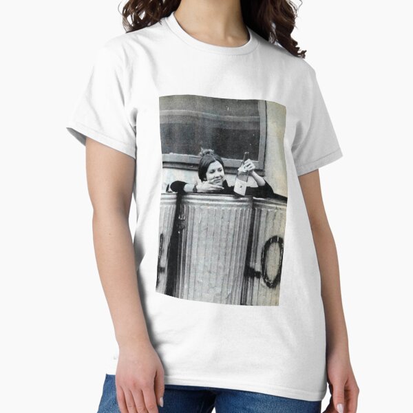 Artikel-Vorschau von Carrie Fisher in einer Mülltonne, designt und verkauft von Merch-On.