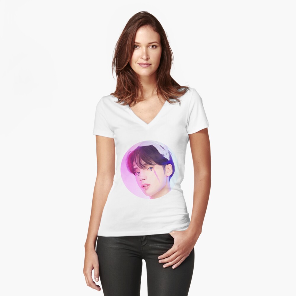 Artikel-Vorschau von Tailliertes T-Shirt mit V-Ausschnitt, designt und verkauft von ValeReaReale.