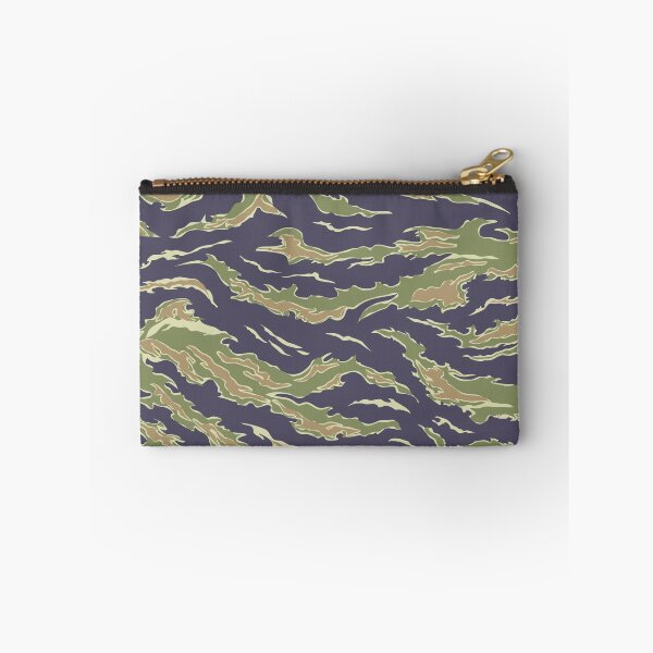Artikelvorschau, Grün Tarnung Nahtloses Muster Dschungel Armee Druck Militär Hunt Wrap Cover Grafikdesign Dekor Art entworfen und verkauft von giantdesigns.