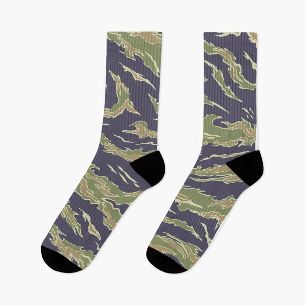 Artikelvorschau, Grün Tarnung Nahtloses Muster Dschungel Armee Druck Militär Hunt Wrap Cover Grafikdesign Dekor Art entworfen und verkauft von giantdesigns.