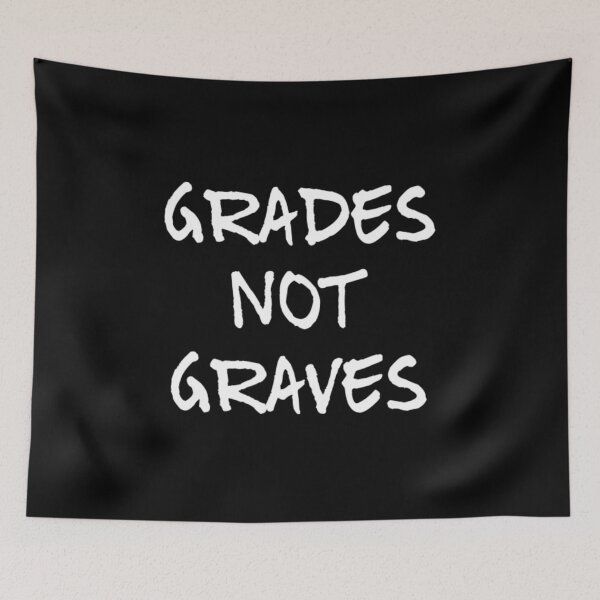 Aperçu de l'œuvre Les grades pas les graves créée et vendue par RiseandShineTee.
