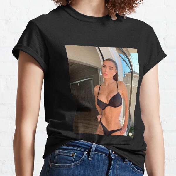 Lana Rhoades Chilling T-shirt classique