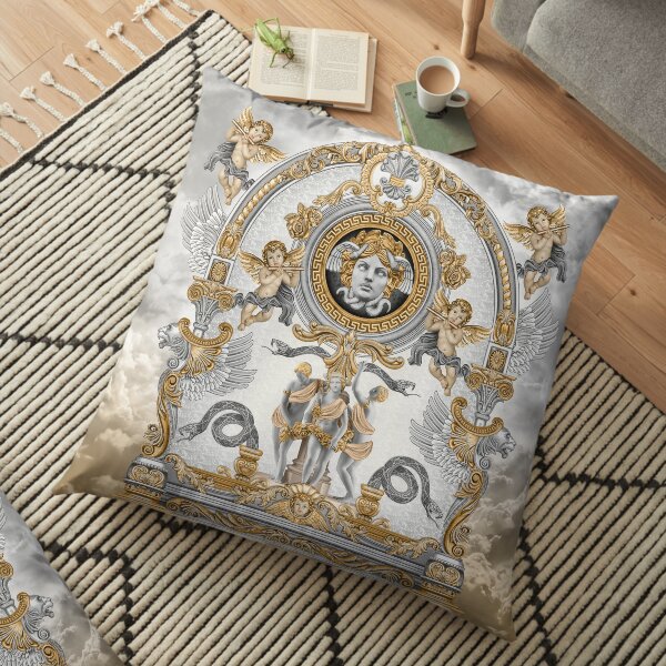 Concept baroque Art nouveau avec tête de méduse / couleur or-gris / fond de nuage Coussin de sol