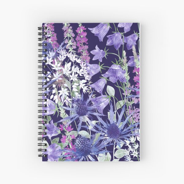 Aperçu de l'œuvre Houx de mer, campanule, alliums blancs et salicaire pourpre créée et vendue par Fiona Calder Designs.