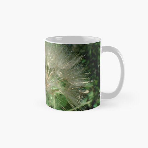 Artikelvorschau, Schließen Sie oben von der Herbstlöwenzahnblume mit grünem belaubtem Hintergrund im Wald entworfen und verkauft von Ventures1.