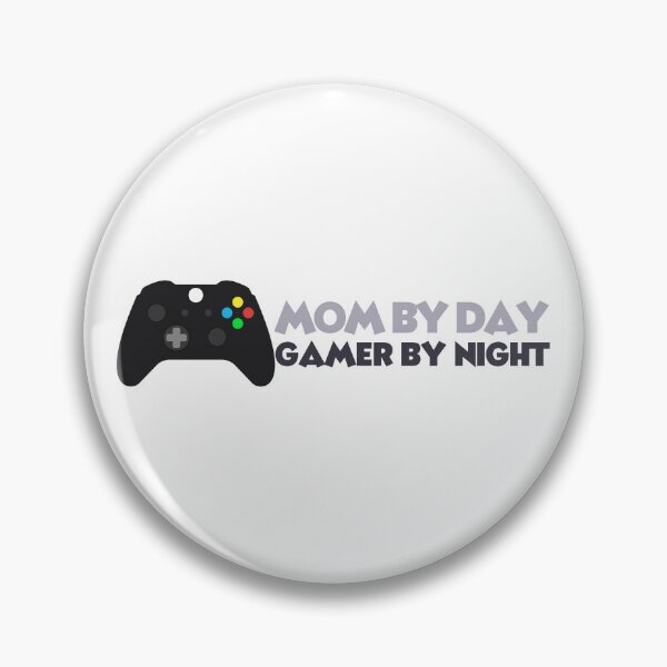 Artikelvorschau, MOM BY DAY GAMER BY NIGHT entworfen und verkauft von PandaSoul.