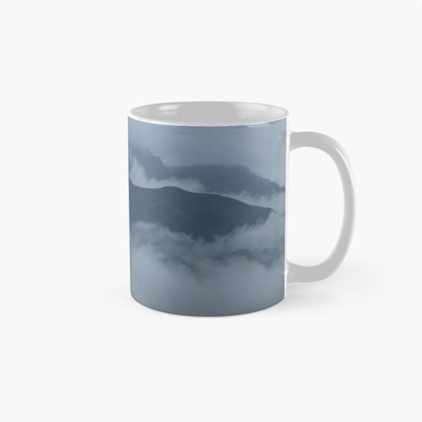 Artikelvorschau, Berg Cotacachi durch Wolken entworfen und verkauft von rhamm.