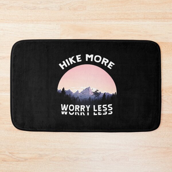 Aperçu de l'œuvre Hike More Worry Less - Randonnée disant créée et vendue par BasicWear.