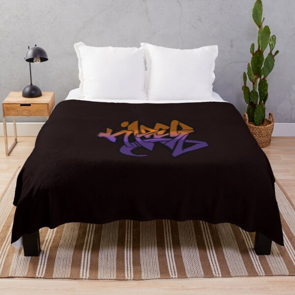 Aperçu de l'œuvre Chemise avec étiquette de nom graffiti style sauvage Kirsy créée et vendue par milkywaymusic.