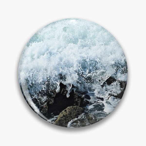 Artikelvorschau, Wave Crashing Foaming Rocks Küste entworfen und verkauft von Anna Lemos.
