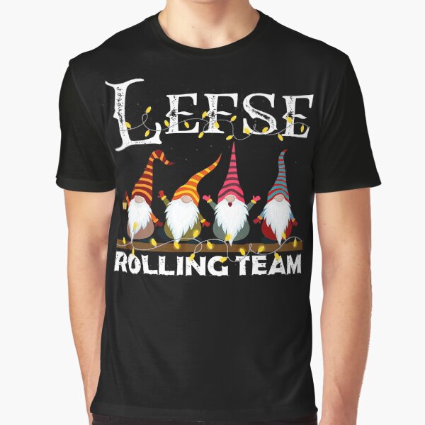 Vista previa del artículo con la obra «Lefse Making Rolling Team tee Gnome Xmas Feliz Navidad», diseñado y vendido por Alex Cuttell.