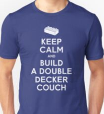 Camiseta ajustada Mantenga la calma y construya un sofá de dos pisos