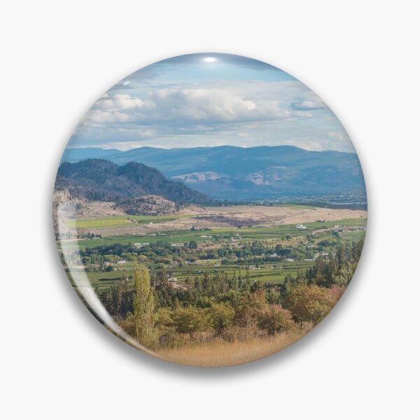 Artikelvorschau, Sommerlicher Panoramablick auf Oliver, British Columbia, Kanada entworfen und verkauft von Amy Mitchell.