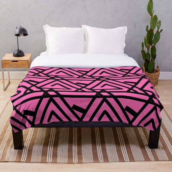 Artikelvorschau, Rosa und schwarze dreieckige Spulen entworfen und verkauft von PatternsRUs.