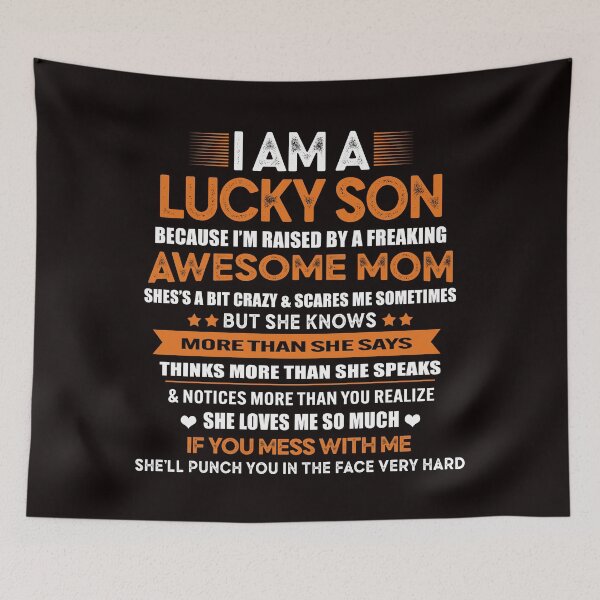 Aperçu de l'œuvre Drôle je suis un fils chanceux, je suis élevé par un t-shirt génial de maman, cadeau drôle de fils créée et vendue par Majesticoo.