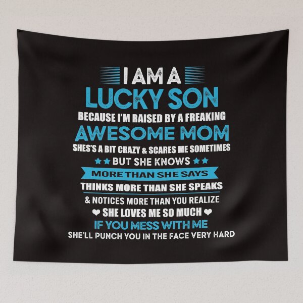 Aperçu de l'œuvre Drôle je suis un fils chanceux, je suis élevé par un t-shirt génial de maman, cadeau drôle de fils créée et vendue par Majesticoo.