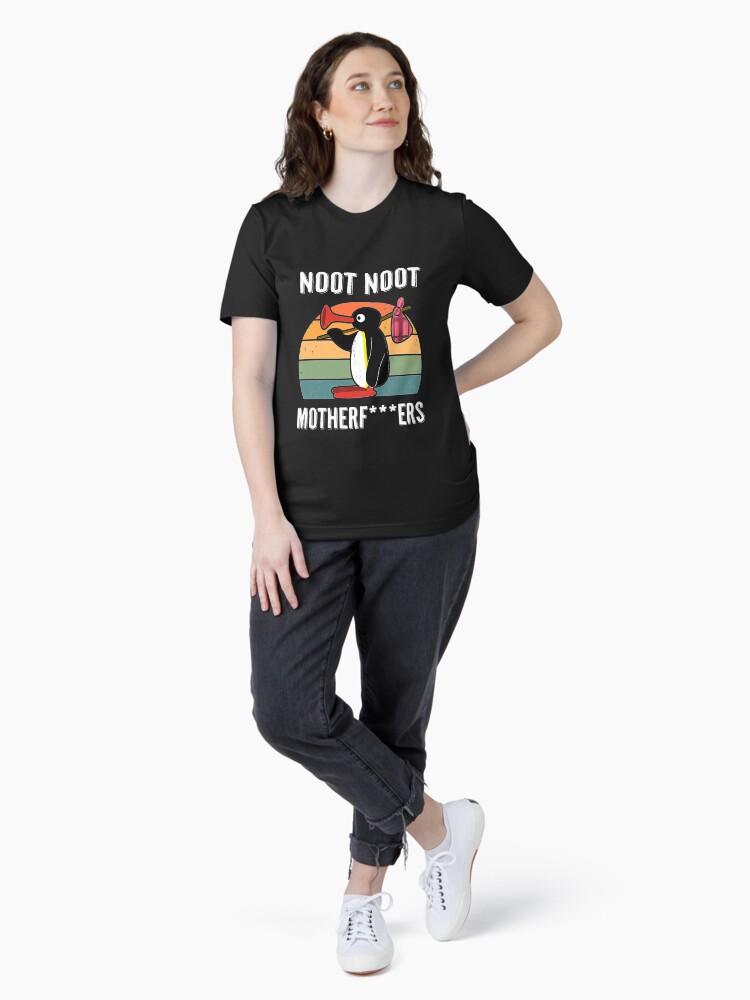 Imagen 4 de 7, Camiseta esencial con la obra Noot Noot Pingu, diseñada y vendida por Rock-n-roll70s.