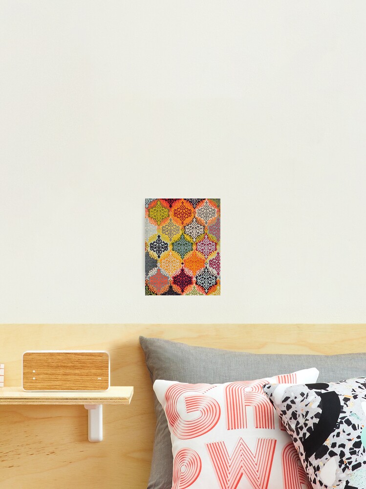 Aperçu 2 sur 3. Impression photo avec l'œuvre Traditional Multicolore Pattern Rug créée et vendue par SpaceBazaar.