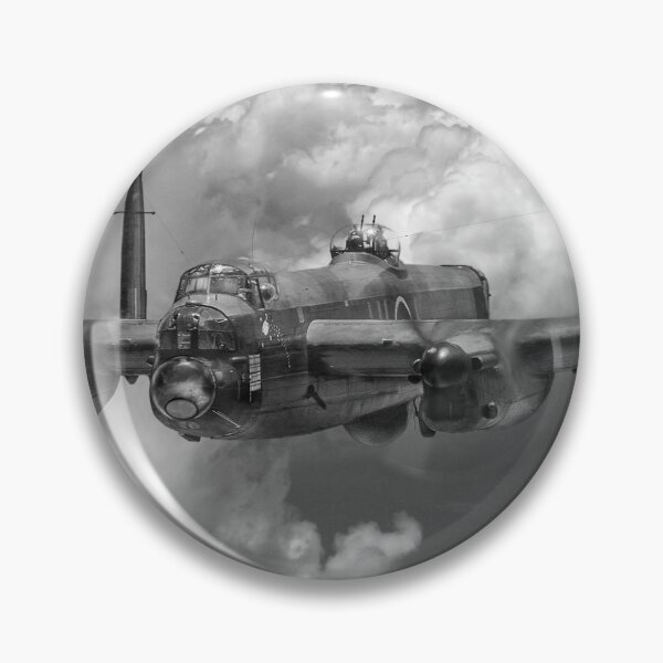 Artikelvorschau, Avro Lancaster über Wolken, Nahaufnahme in Schwarzweiß entworfen und verkauft von Flight Artworks.