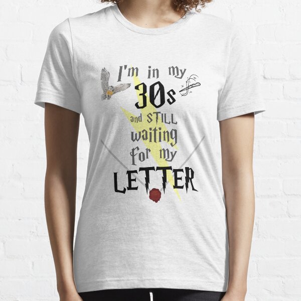 Dans mes 30 ans en attente de magie - Texte noir T-shirt essentiel